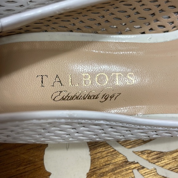 Women's TALBOTS white flat shoes. Size 6 - Picture 3 of 6
